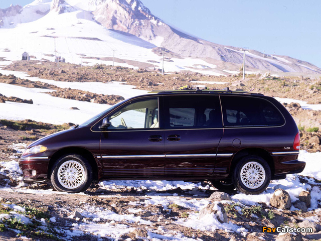Images of Chrysler Town & Country 1995–97 (640 x 480)