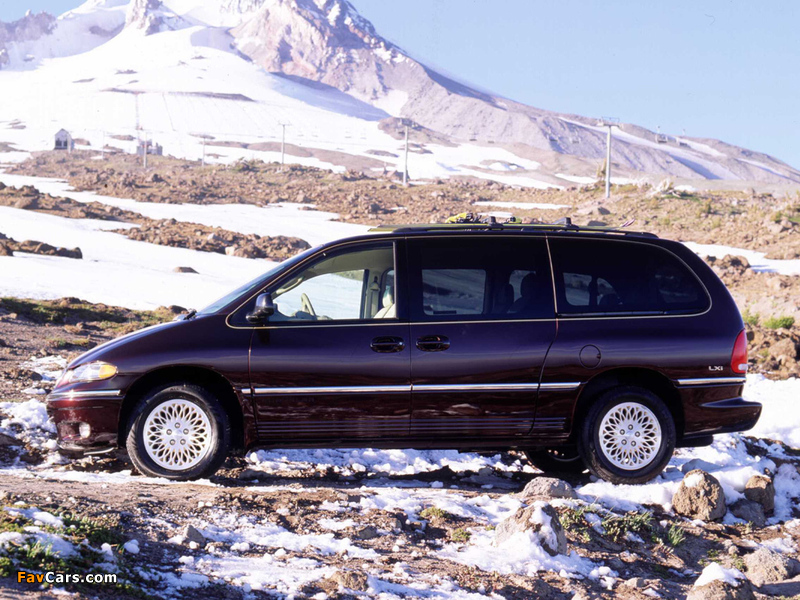 Images of Chrysler Town & Country 1995–97 (800 x 600)