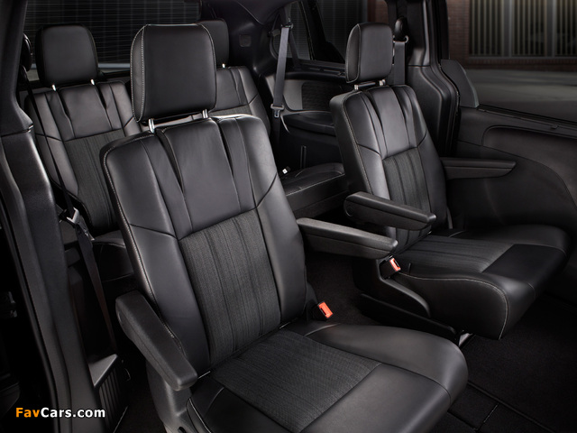Photos of Chrysler Town & Country S 2012 (640 x 480)