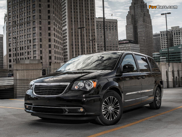 Pictures of Chrysler Town & Country S 2012 (640 x 480)