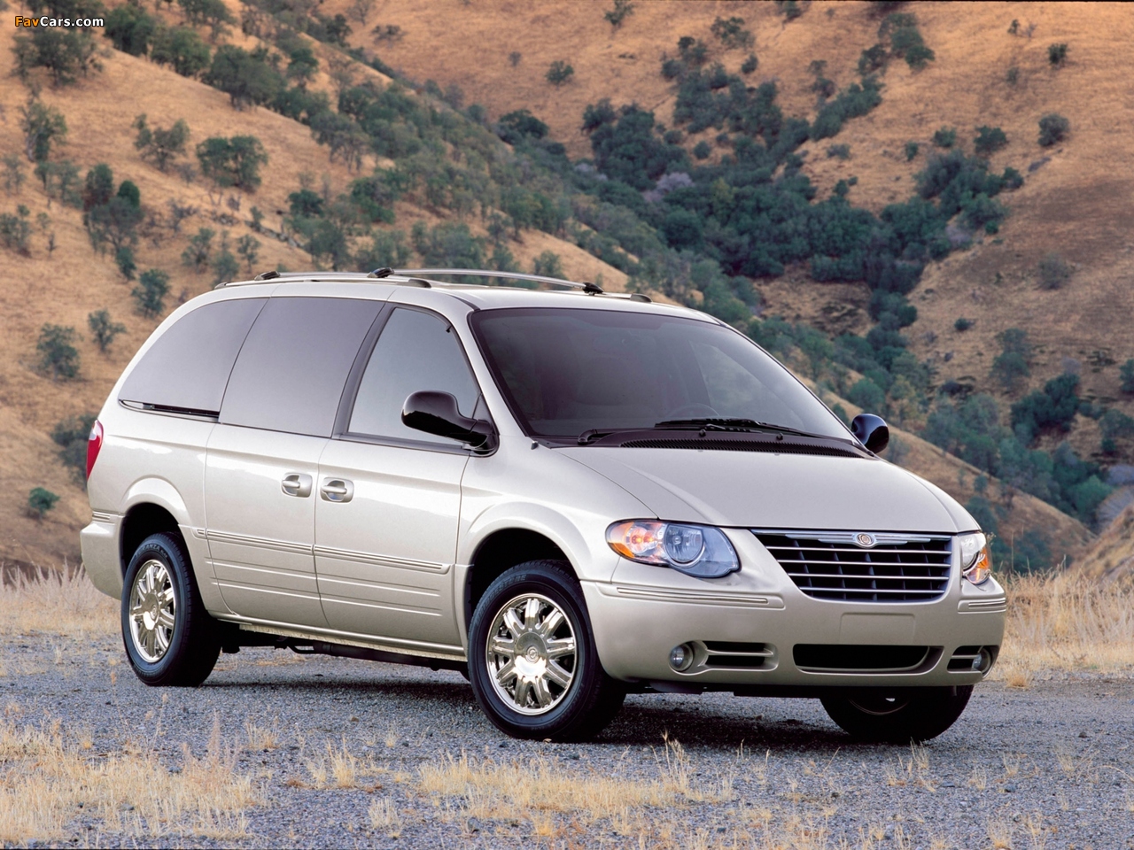 Pictures of Chrysler Town & Country 2004–07 (1280 x 960)