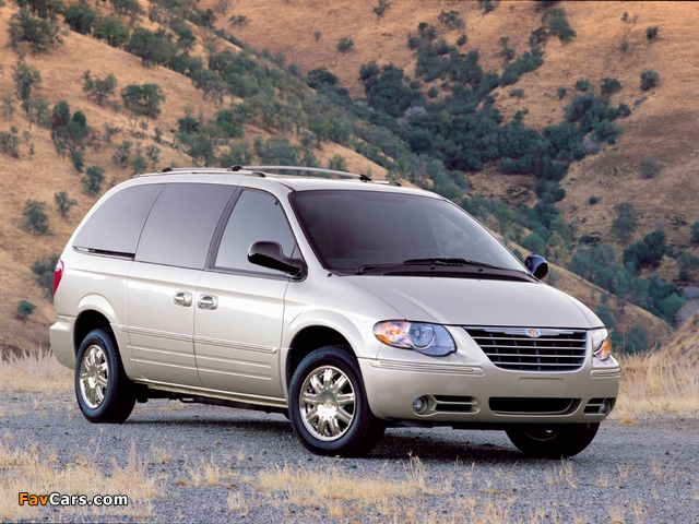 Pictures of Chrysler Town & Country 2004–07 (640 x 480)
