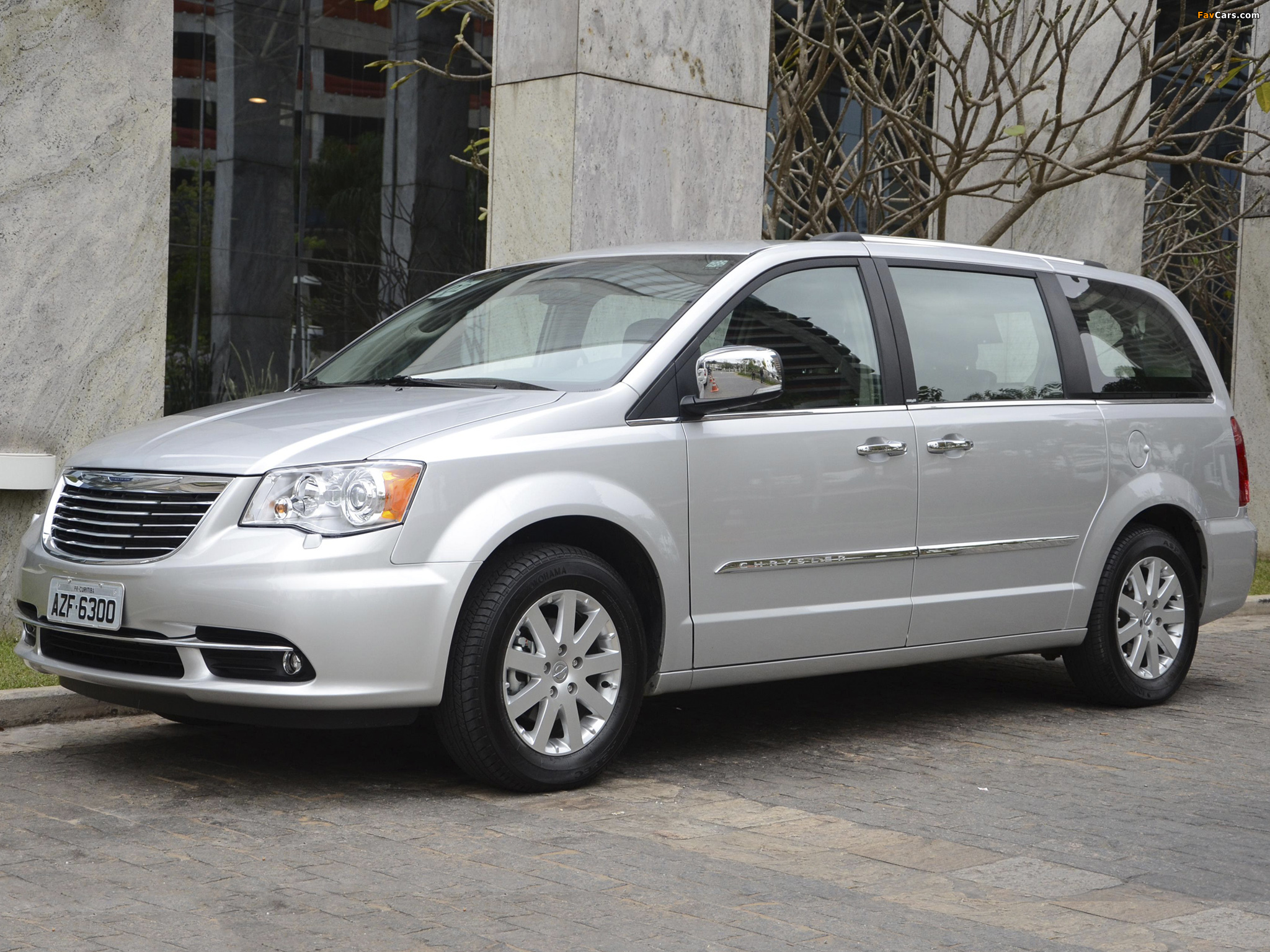 Chrysler Town & Country 2010 wallpapers (2048 x 1536)