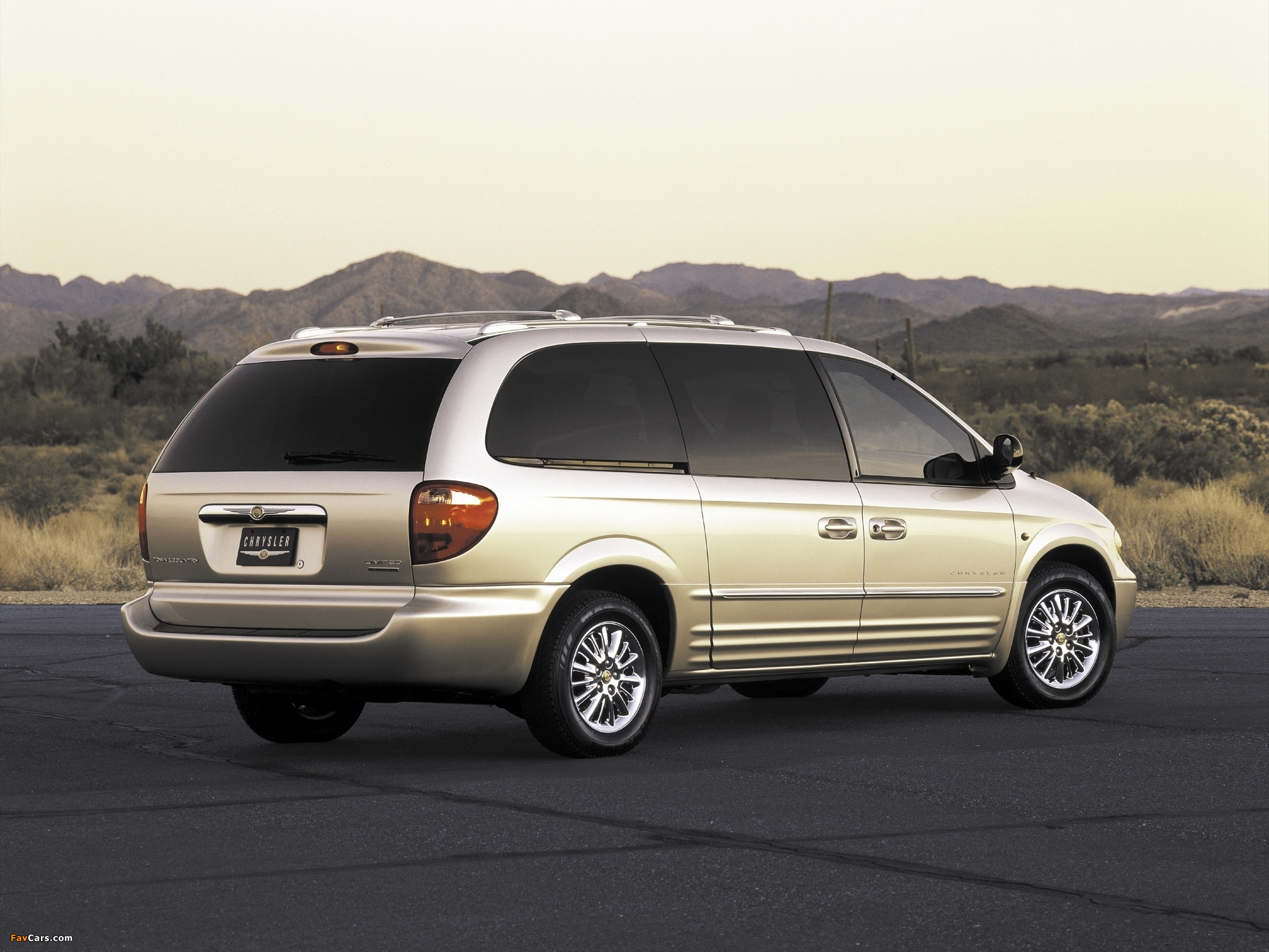 Chrysler Town & Country 2000–04 wallpapers (2048 x 1536)
