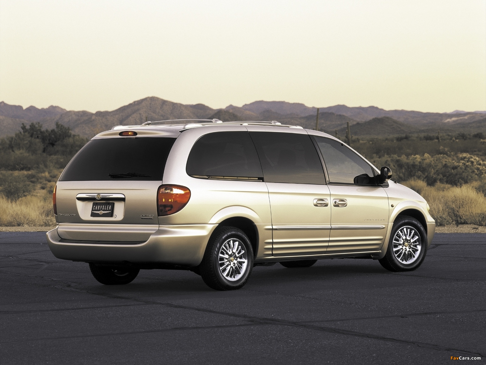Chrysler Town & Country 2000–04 wallpapers (1600 x 1200)