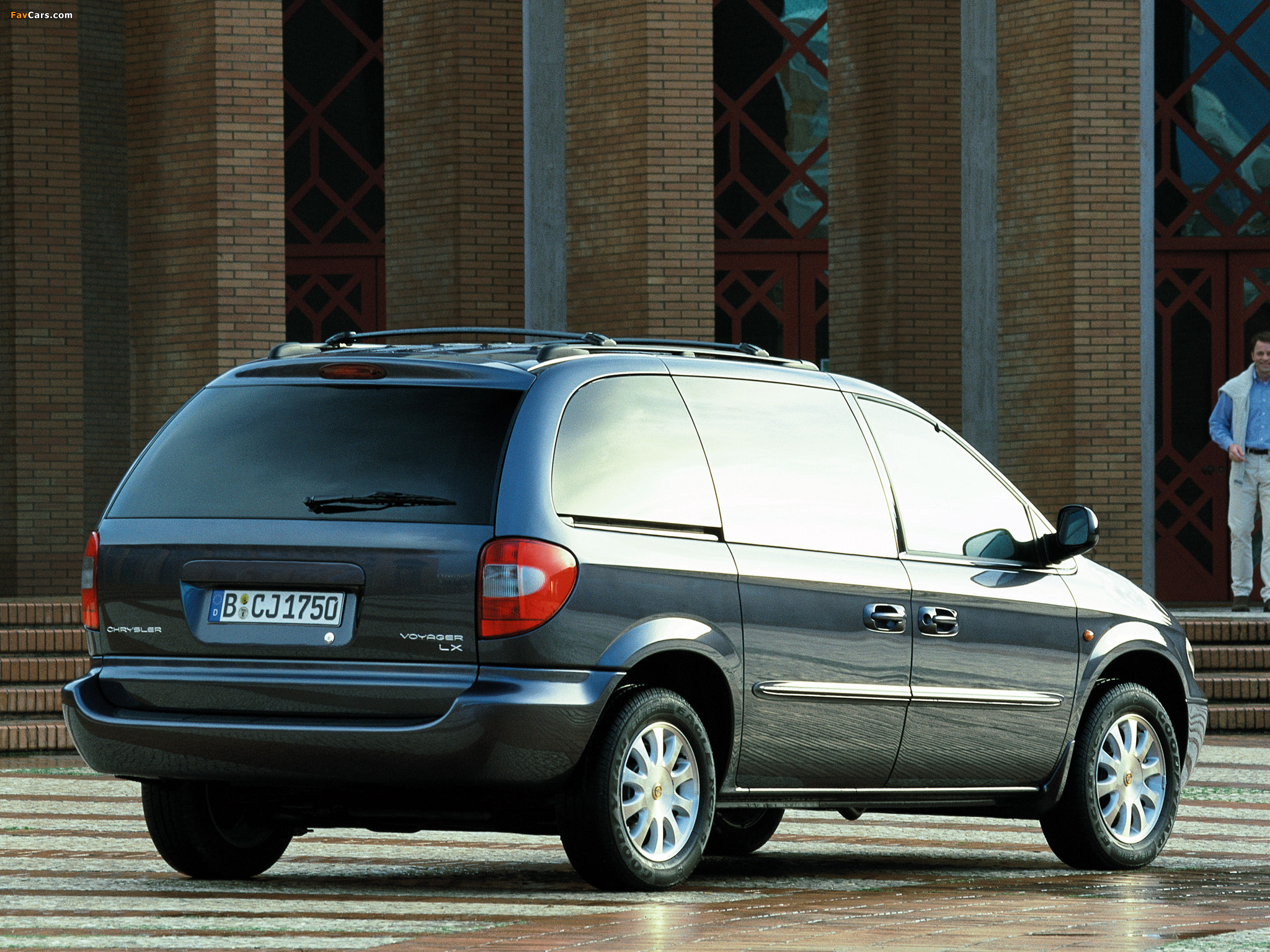Chrysler Voyager 2000–04 pictures (2048 x 1536)
