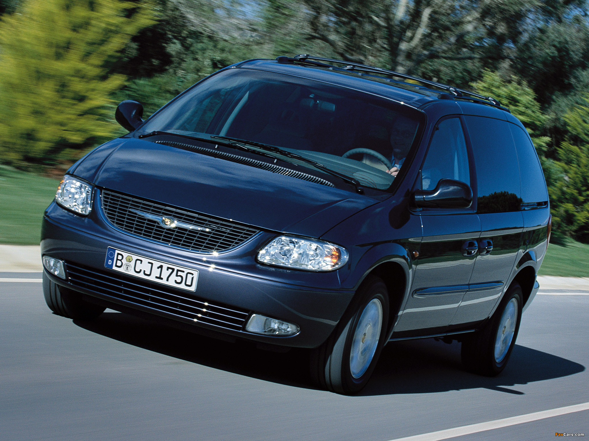 Chrysler Voyager 2000–04 pictures (2048 x 1536)
