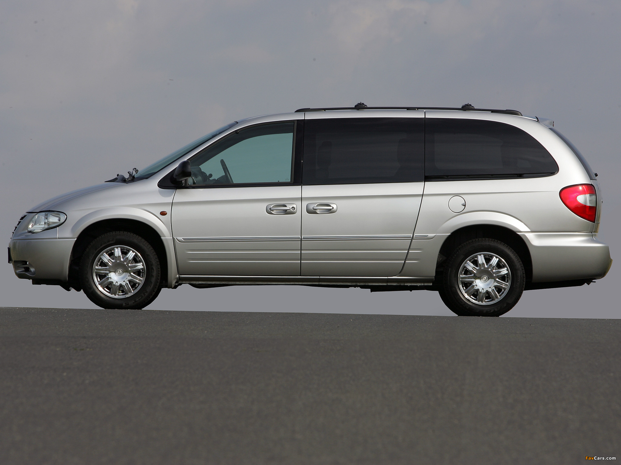 Chrysler Grand Voyager 2004–07 images (2048 x 1536)