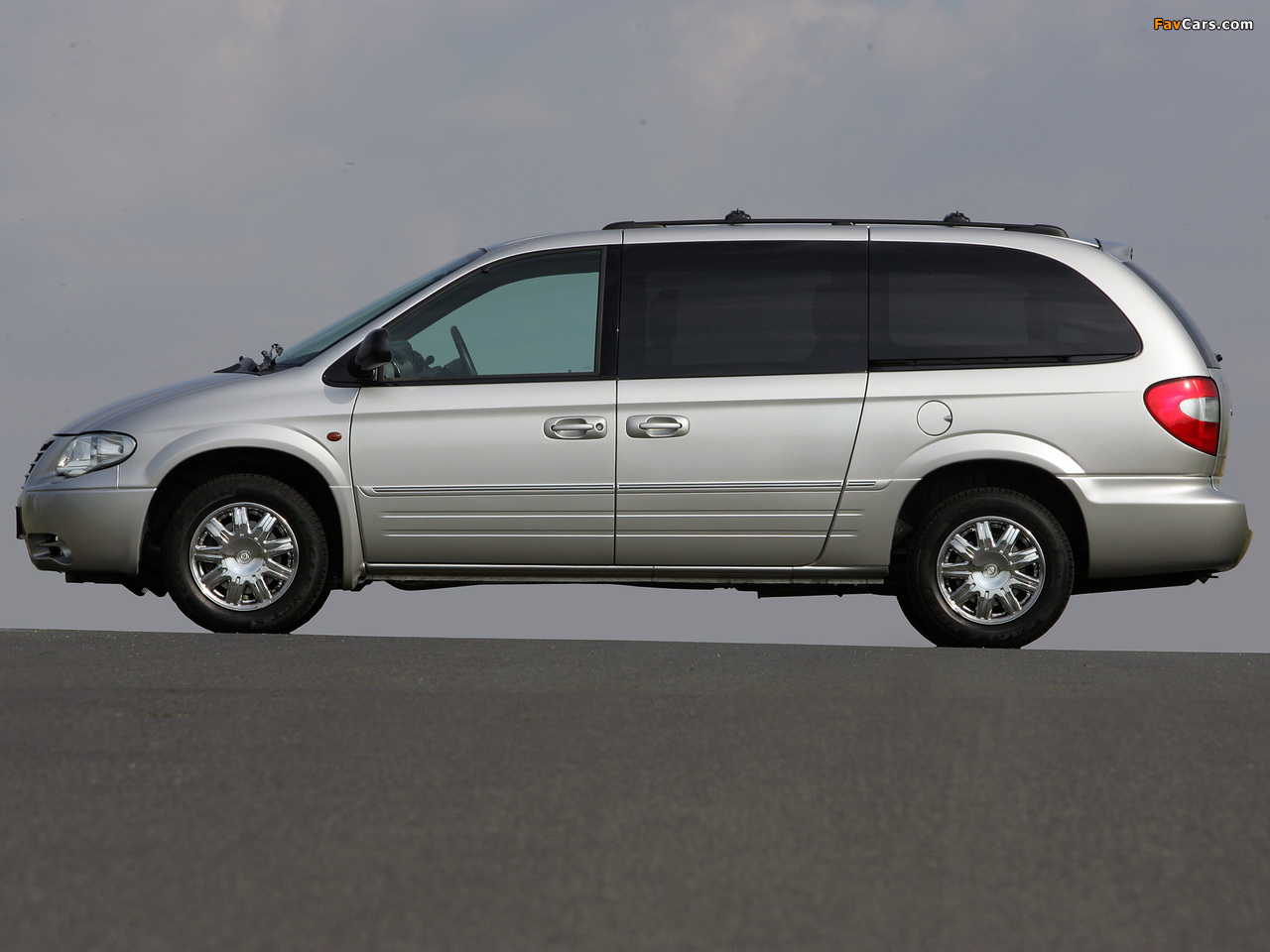 Chrysler Grand Voyager 2004–07 images (1280 x 960)