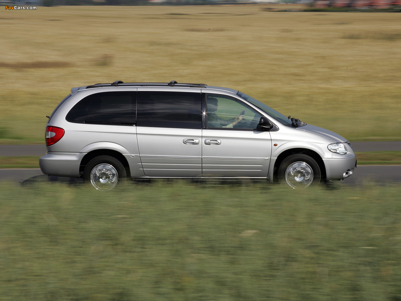 Chrysler Grand Voyager 2004–07 images (1280 x 960)