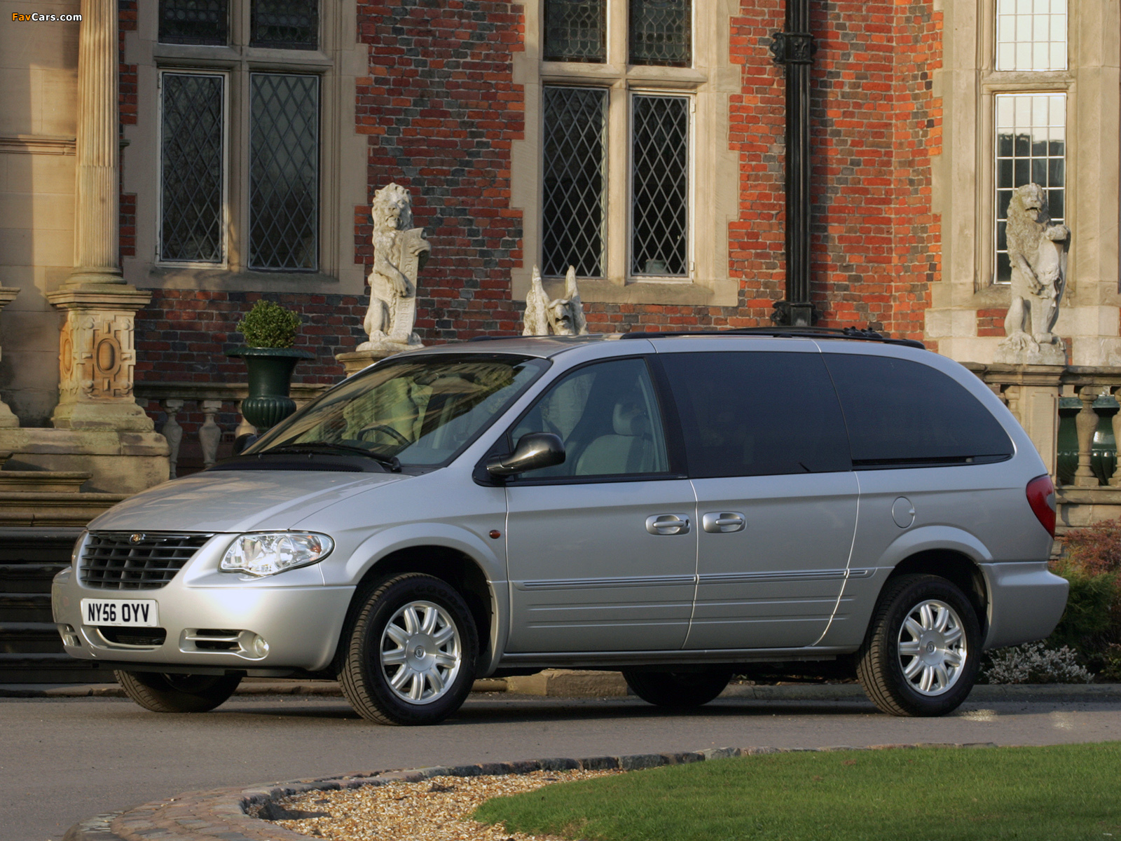 Chrysler Grand Voyager UK-spec 2004–07 photos (1600 x 1200)