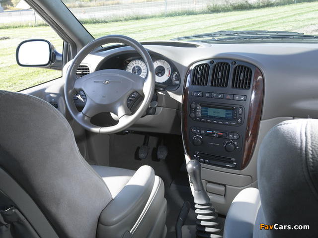 Chrysler Voyager 2004–07 photos (640 x 480)