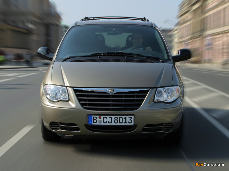 Chrysler Voyager 2004–07 pictures (800 x 600)