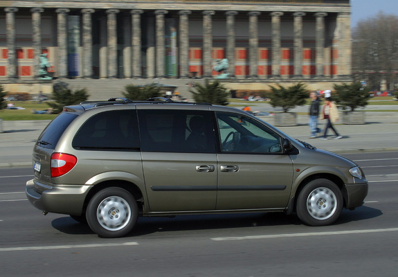Chrysler Voyager 2004–07 pictures