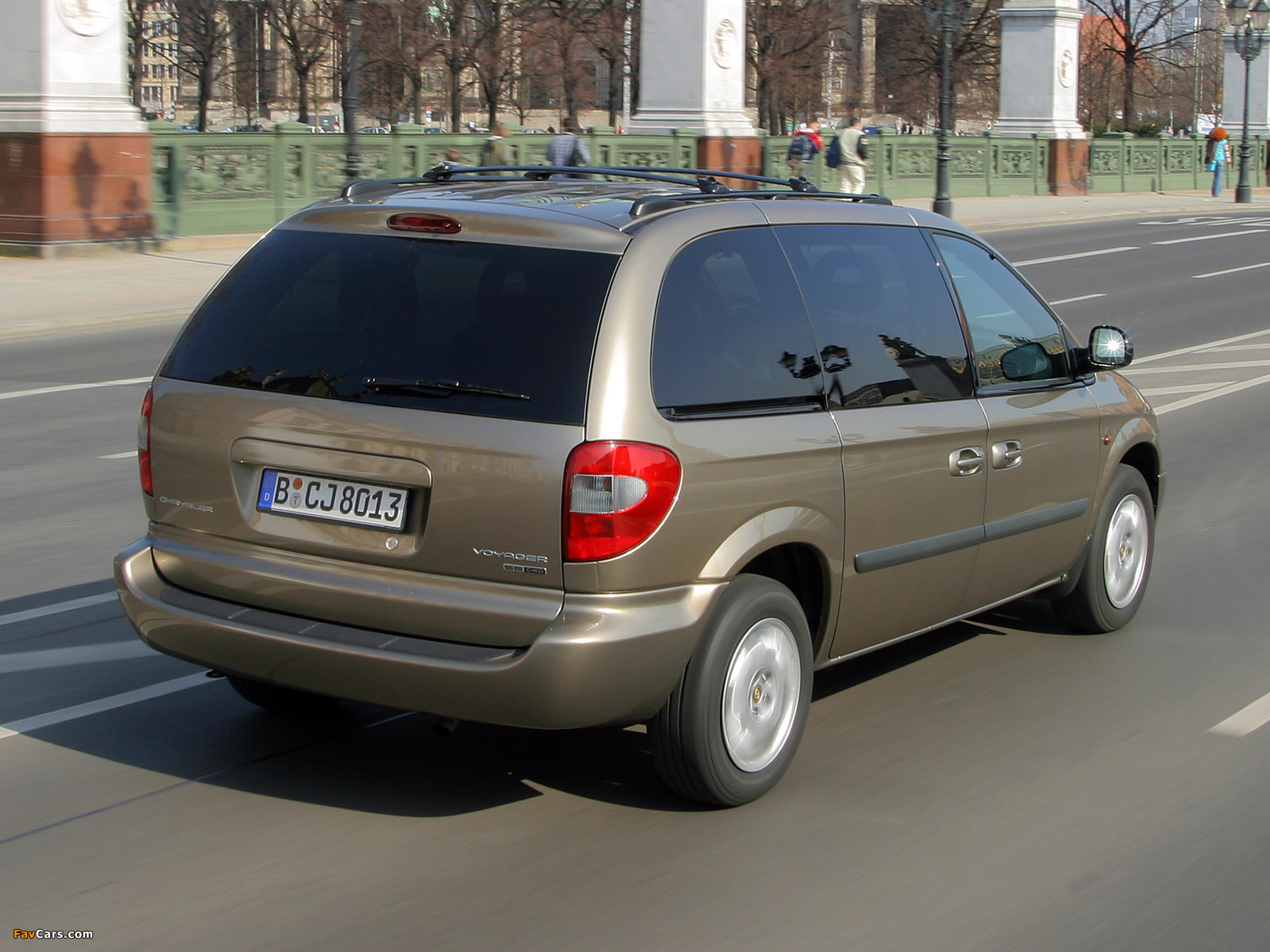 Chrysler Voyager 2004–07 wallpapers (1600 x 1200)