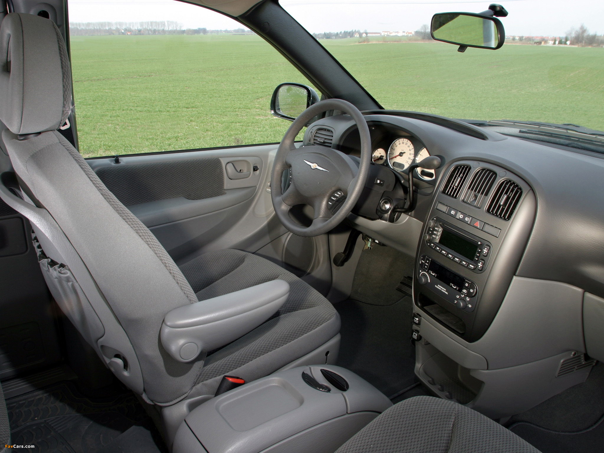 Images of Chrysler Voyager 2004–07 (2048 x 1536)