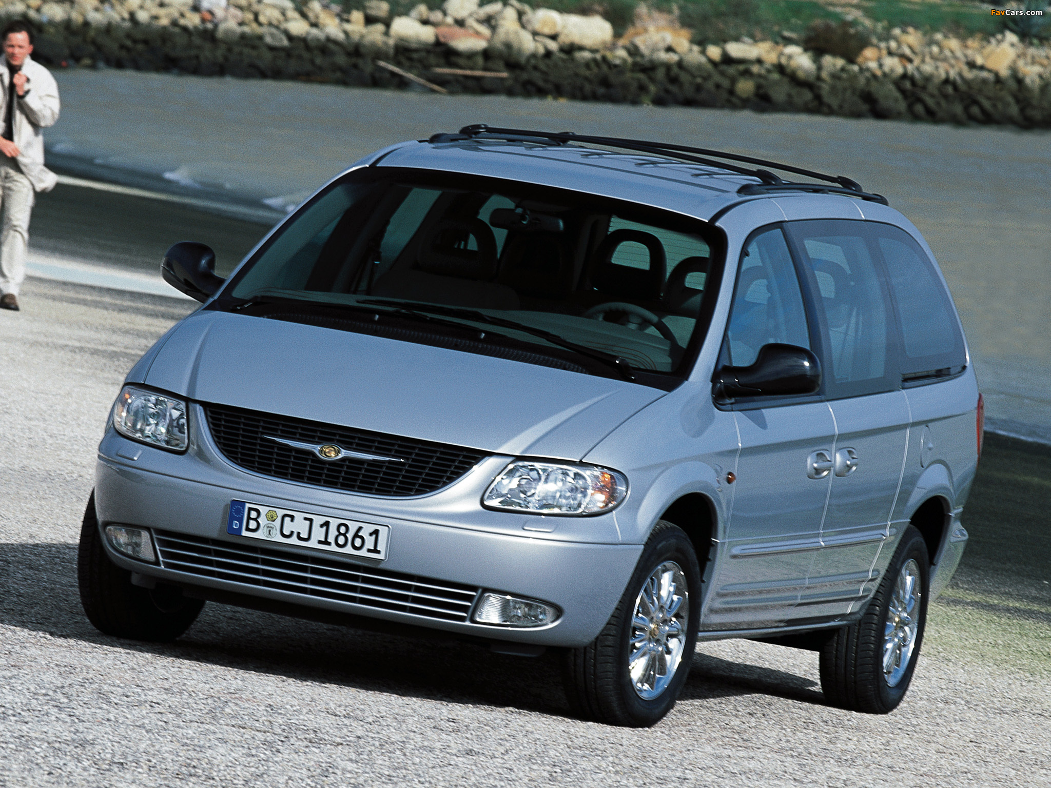 Pictures of Chrysler Grand Voyager 2000–04 (2048 x 1536)