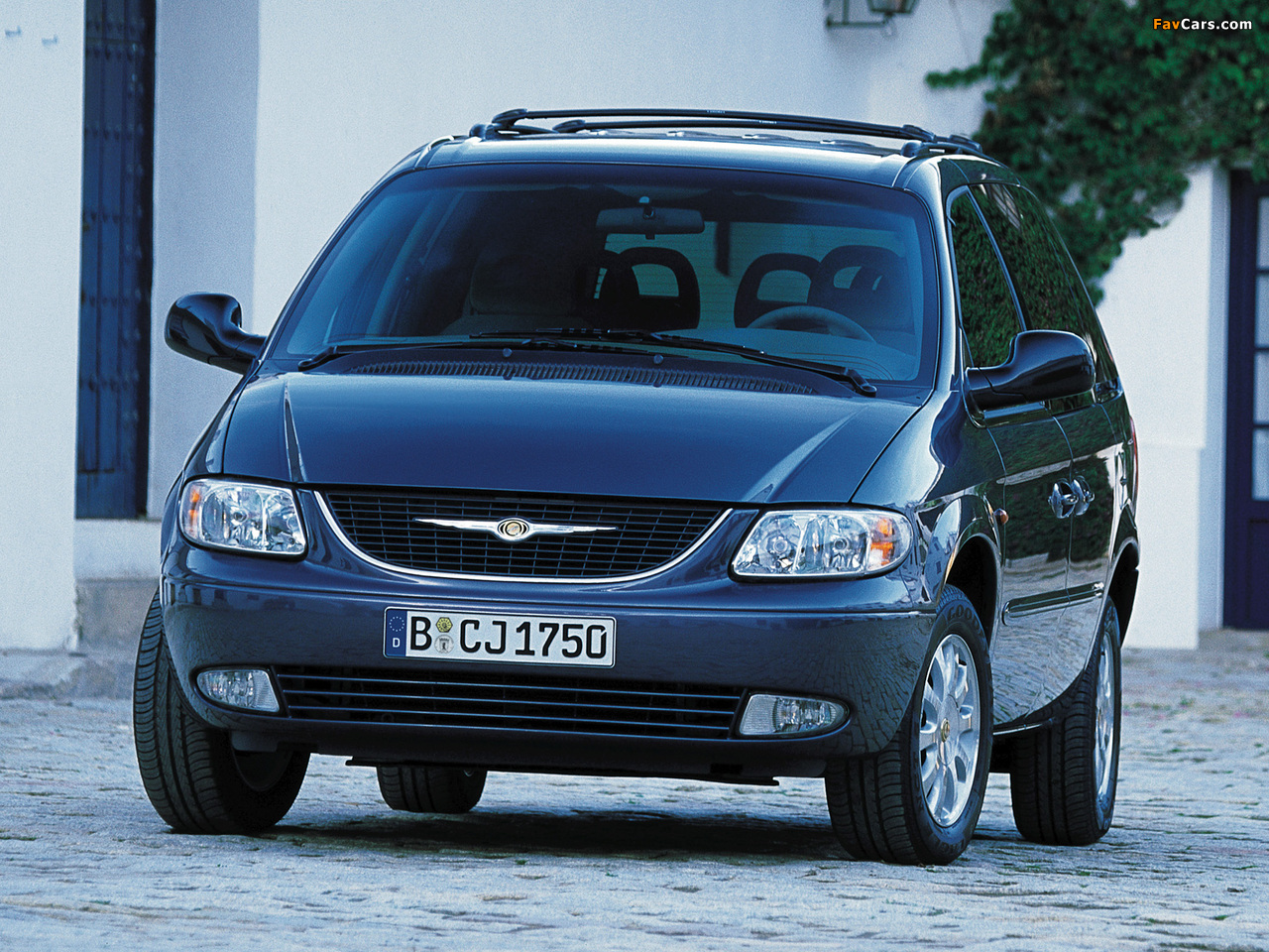 Pictures of Chrysler Voyager 2000–04 (1280 x 960)