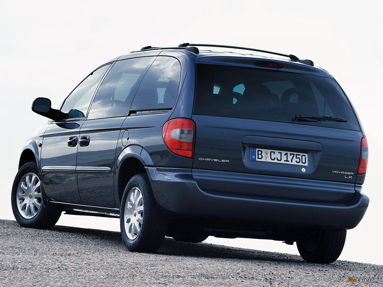 Pictures of Chrysler Voyager 2000–04 (1280 x 960)