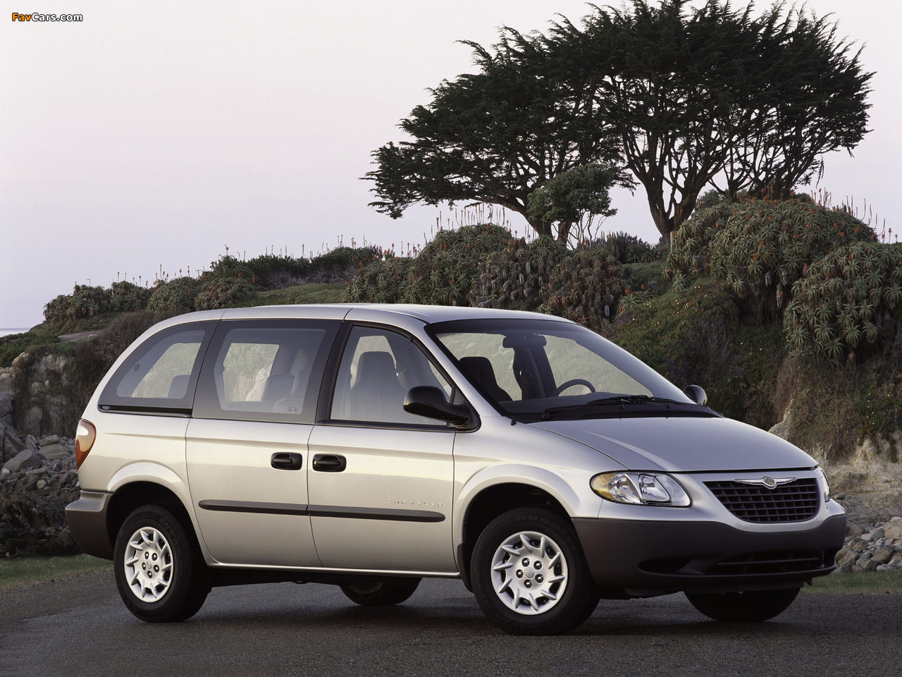 Pictures of Chrysler Voyager US-spec 2000–04 (1280 x 960)