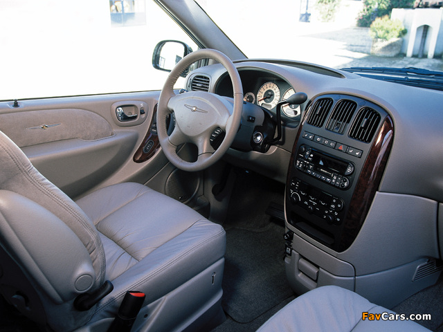 Pictures of Chrysler Voyager 2000–04 (640 x 480)