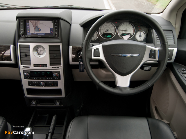 Pictures of Chrysler Grand Voyager UK-spec 2011 (640 x 480)