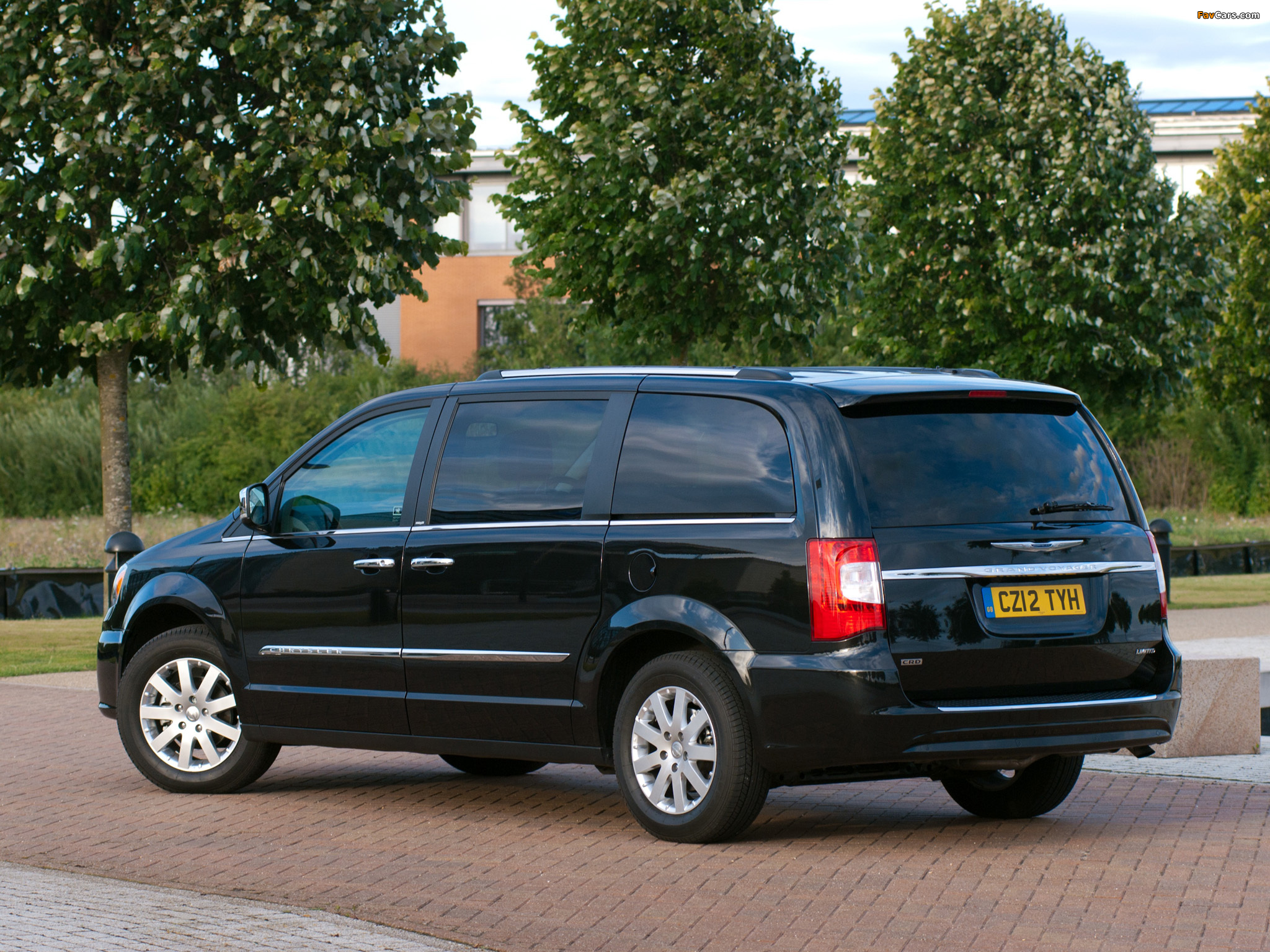 Pictures of Chrysler Grand Voyager UK-spec 2011 (2048 x 1536)