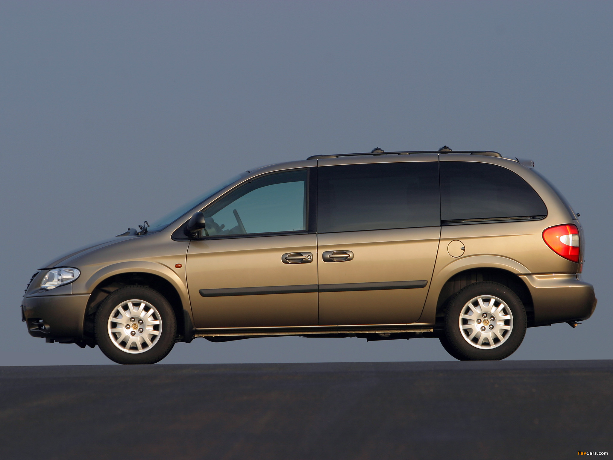 Chrysler Voyager 2004–07 wallpapers (2048 x 1536)