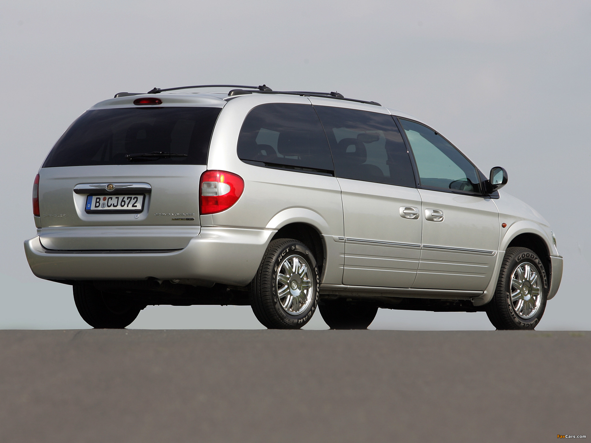 Chrysler Grand Voyager 2004–07 wallpapers (2048 x 1536)