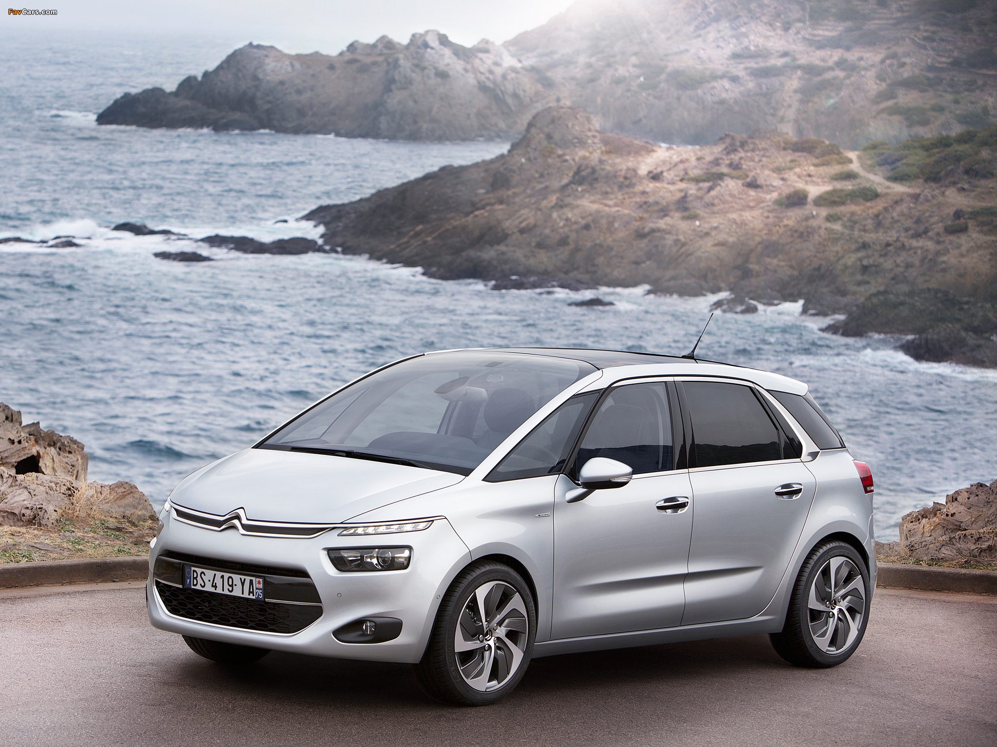 Citroën C4 Picasso 2013 wallpapers (2048 x 1536)