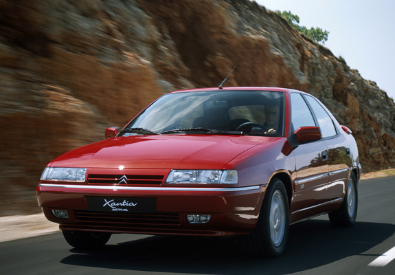CITOROEN　Xantia　ワインレッド 1993 Citrëon Xantia spotted. First car I ever been in when I