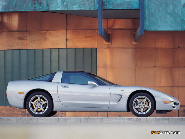 Photos of Corvette Coupe EU-spec (C5) 1997–2004 (640 x 480)