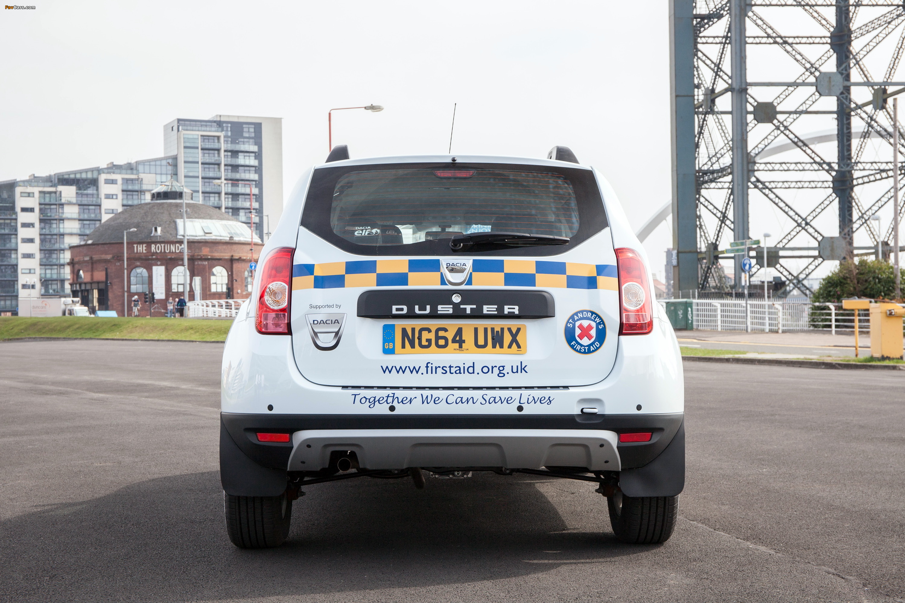 Dacia Duster St Andrew’s First Aid UK-spec 2015 images (3000 x 2000)