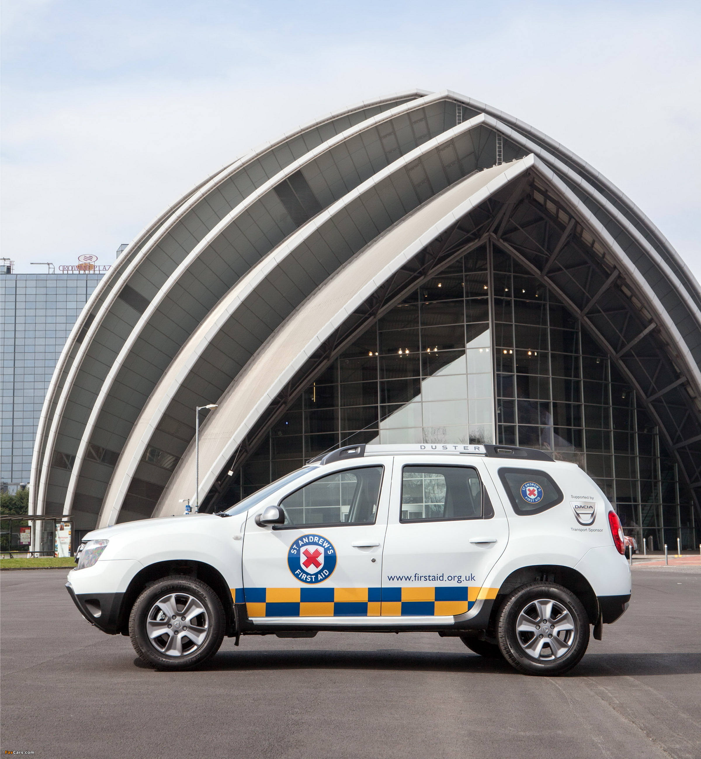 Dacia Duster St Andrew’s First Aid UK-spec 2015 images (2400 x 2600)