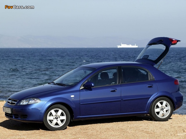 Daewoo Lacetti Hatchback SX 2004–09 wallpapers (640 x 480)