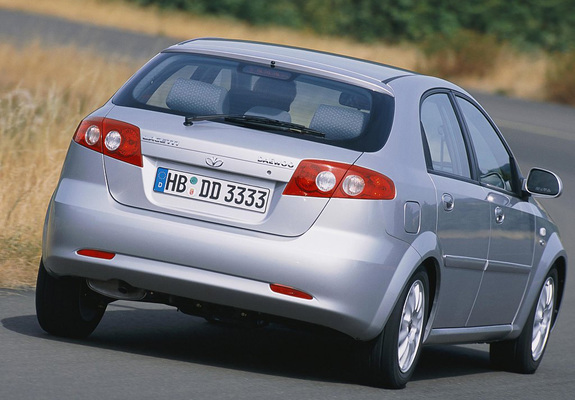 Images of Daewoo Lacetti Hatchback CDX 2004–09