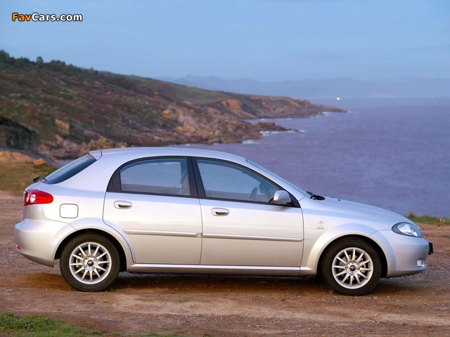 Daewoo Lacetti Hatchback CDX 2004–09 wallpapers (640 x 480)