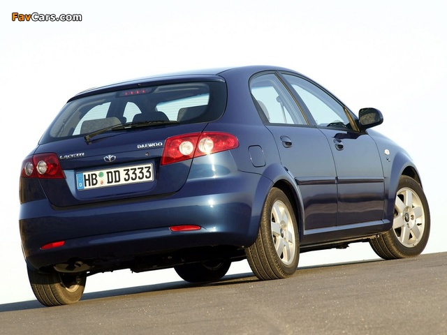Daewoo Lacetti Hatchback SX 2004–09 wallpapers (640 x 480)