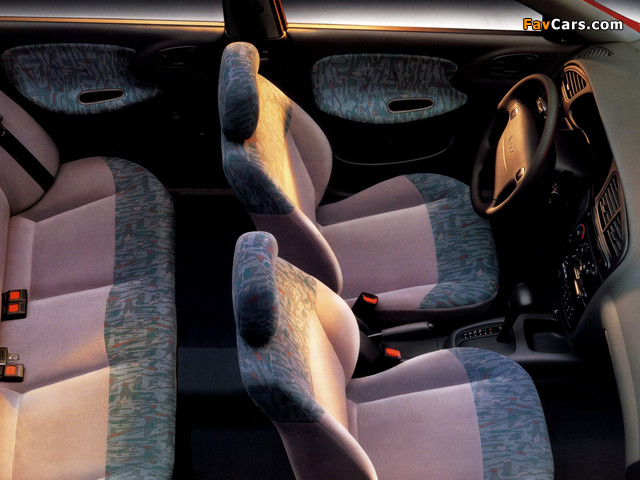 Daewoo Lanos Sedan (T100) 1997–2000 photos (640 x 480)