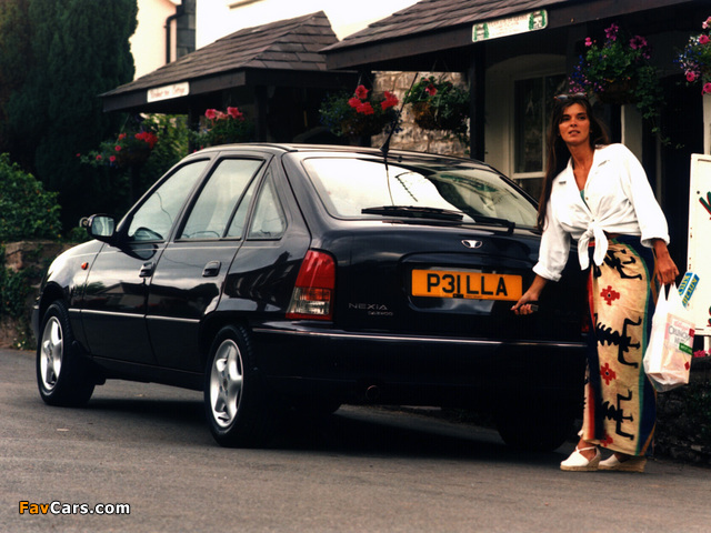 Daewoo Nexia 5-door UK-spec 1995–97 pictures (640 x 480)