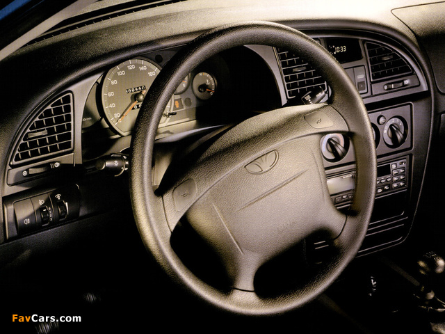 Daewoo Nubira Sedan 1999–2003 images (640 x 480)