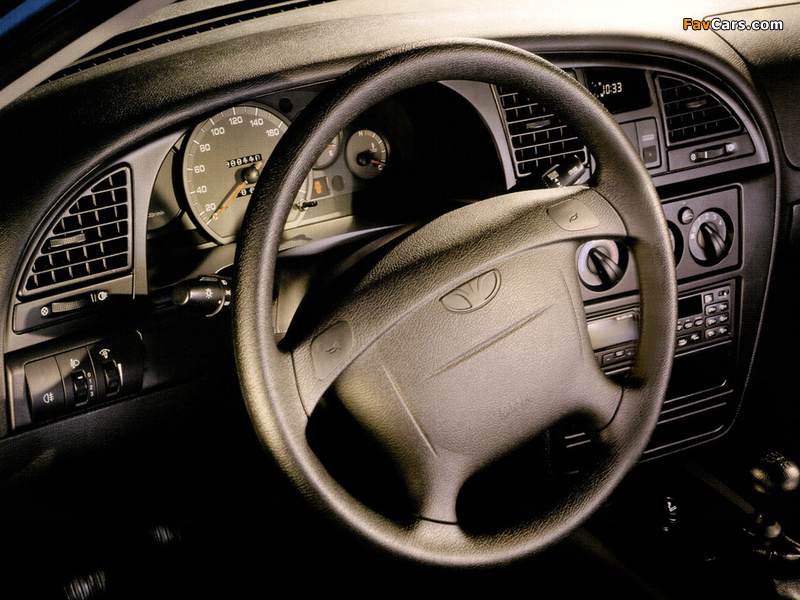 Daewoo Nubira Sedan 1999–2003 images (800 x 600)