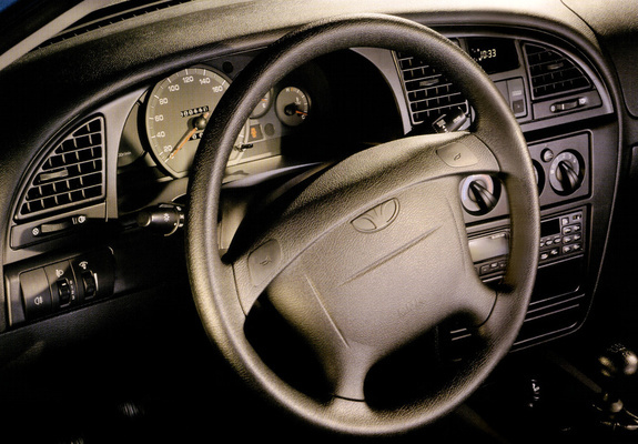 Daewoo Nubira Sedan 1999–2003 images