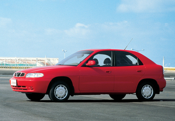 Photos of Daewoo Nubira Hatchback 1997–99