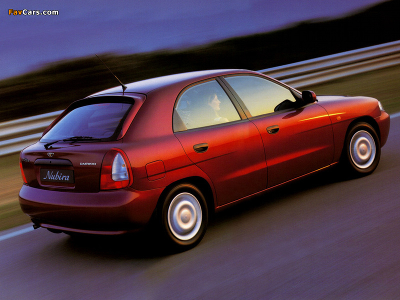 Photos of Daewoo Nubira Hatchback 1997–99 (800 x 600)