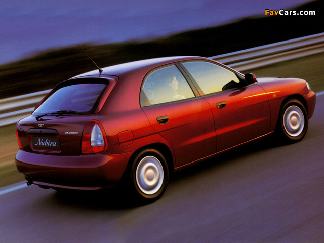 Photos of Daewoo Nubira Hatchback 1997–99 (640 x 480)