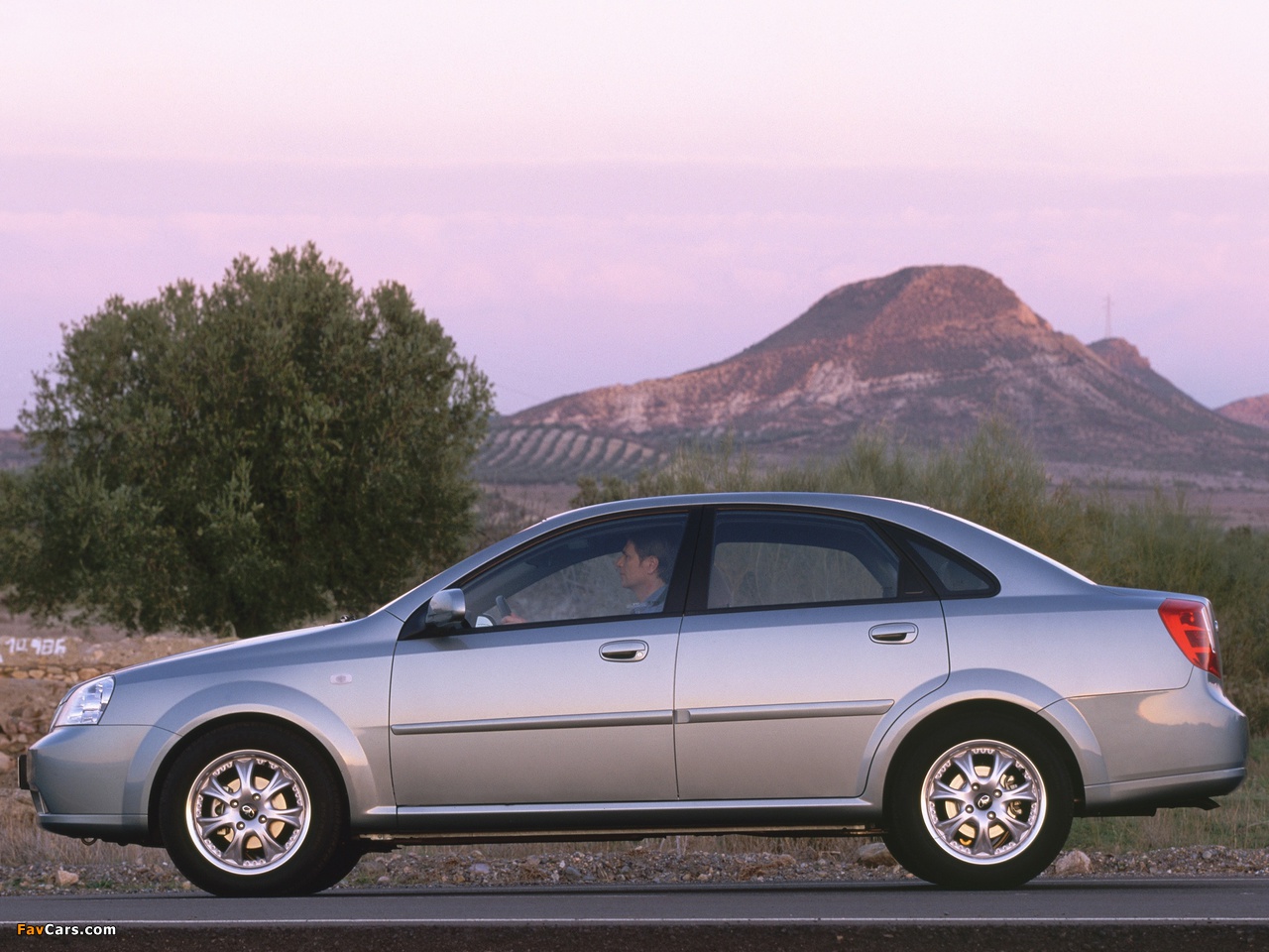 Pictures of Daewoo Nubira Sedan 2003–04 (1280 x 960)