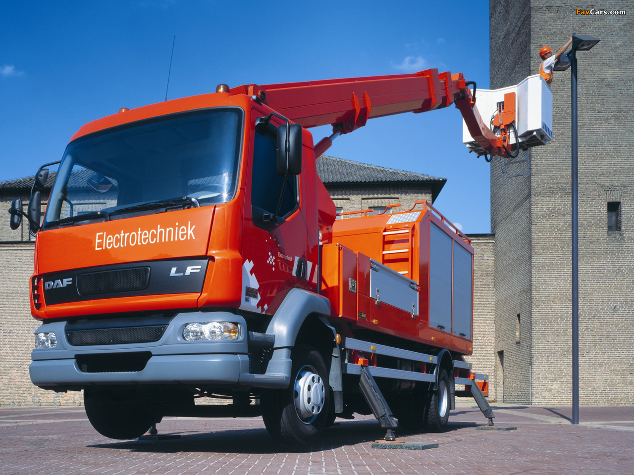 Pictures of DAF LF55 4x2 FA Day Cab Lift Platform 2006–13 (1280 x 960)