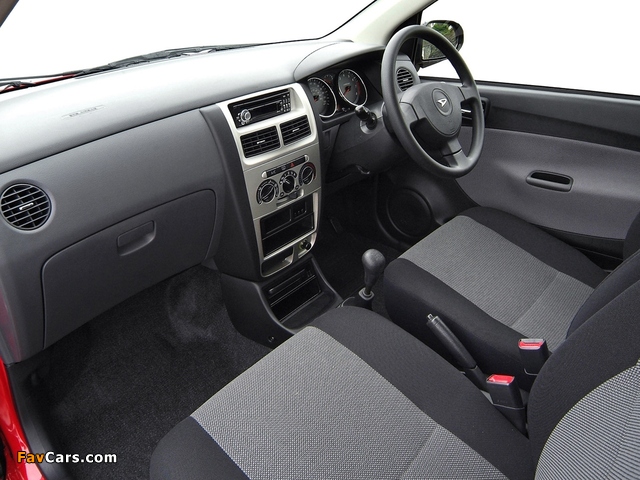 Images of Daihatsu Charade 3-door UK-market (L251) 2003–07 (640 x 480)