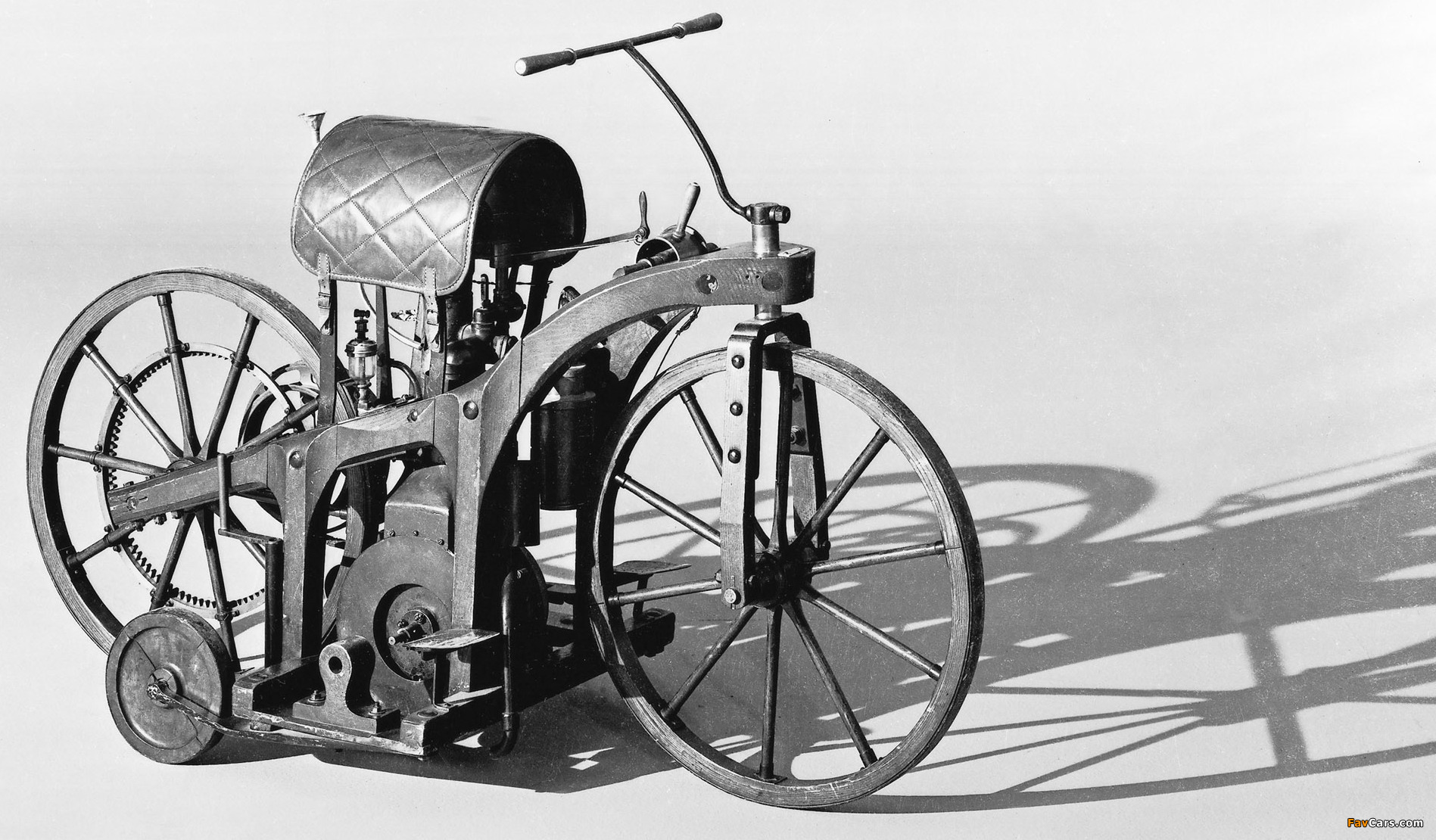 Photos of Daimler Riding Car (1885) (1897 x 1110)